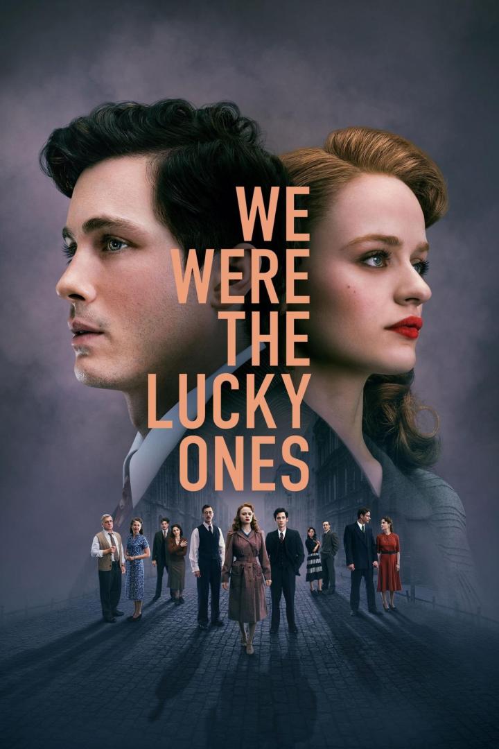 Das Filmplakat für „We Were the Lucky Ones“ zeigt die Porträts zweier junger Menschen vor einer Gruppe von Personen.