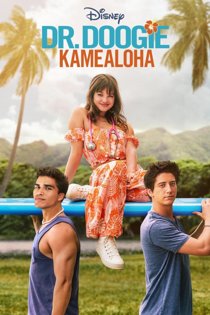 Das Filmplakat zu „Doogie Kamealoha, M.D.“ zeigt die Hauptdarstellerin, die auf einem Surfbrett sitzt, das von zwei Jungen getragen wird.