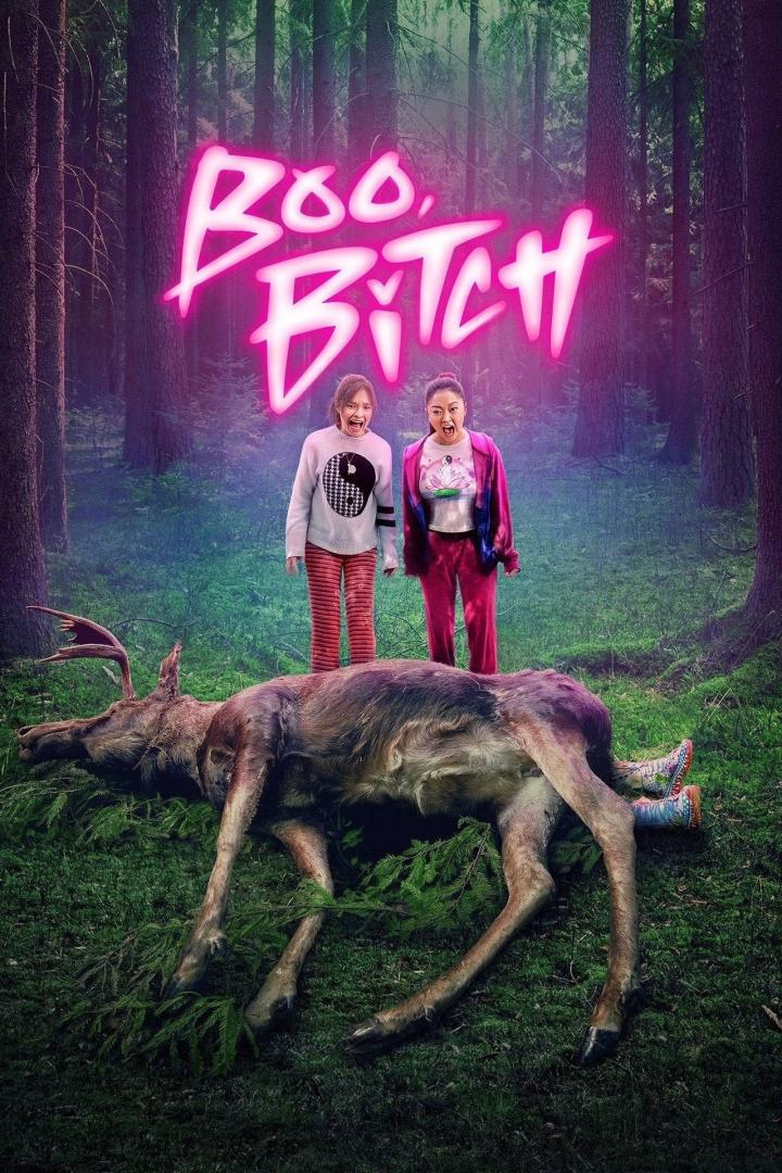 Das Filmplakat zu „Boo, Bitch“ zeigt zwei entsetzte junge Frauen vor einem toten Elch im Wald.
