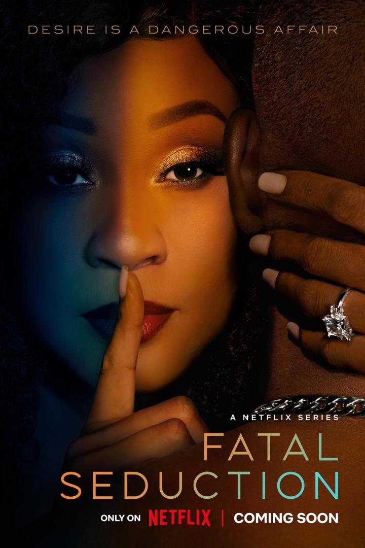 Das Poster für die Netflix-Serie „Fatal Seduction“ zeigt eine Frau, die einen Finger an die Lippen hält.