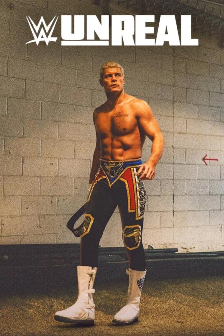 Der Wrestler Cody Rhodes posiert vor einer Ziegelwand für WWE Unreal.