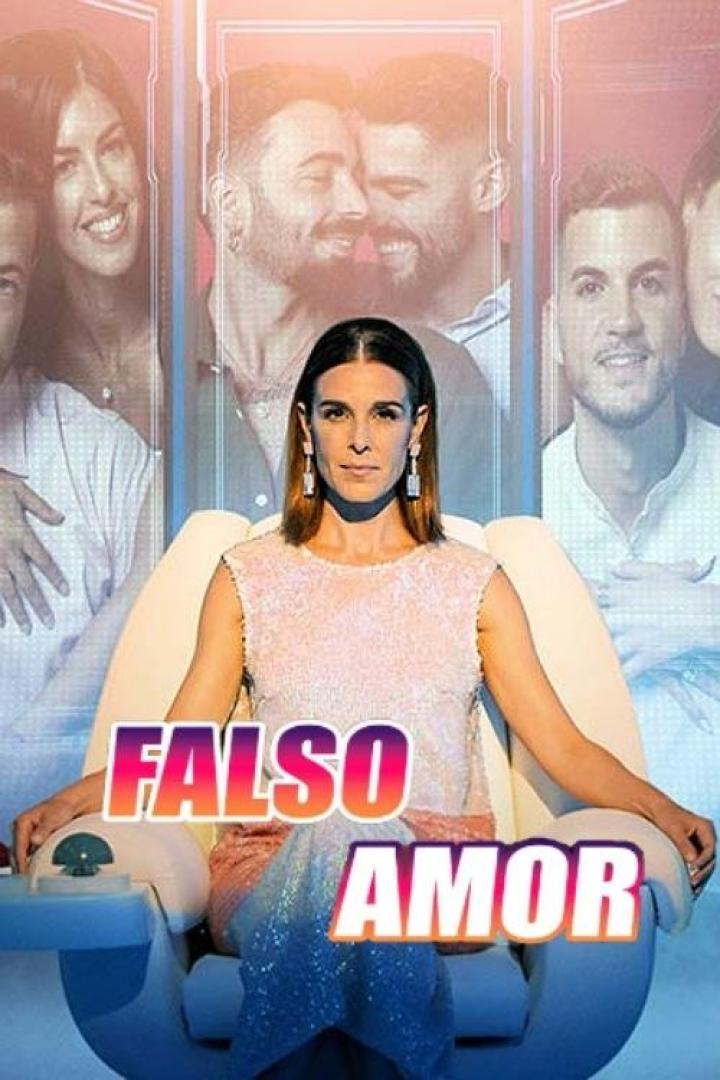 Eine Frau sitzt vor Bildschirmen mit Paaren in der Reality-Show „Falso Amor“.
