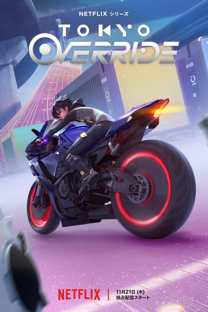 Ein Charakter auf einem futuristischen Motorrad, im Stil des Netflix-Anime „Tokyo Override“.