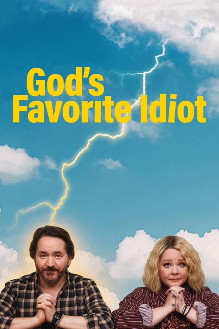 Das Filmplakat für „God's Favorite Idiot“ zeigt Melissa McCarthy und Ben Falcone vor einem Himmel mit Blitzen.