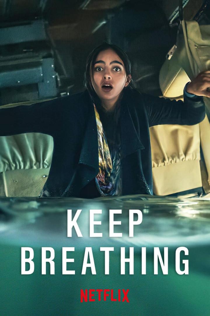 Eine Frau mit offenem Mund inmitten der Trümmer eines Flugzeugs in „Keep Breathing“.