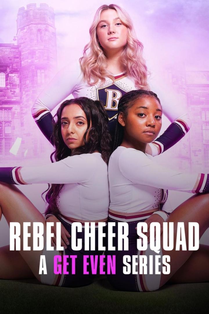 Drei Cheerleader posieren vor dem Hintergrund eines Schlosses für die Serie „Rebel Cheer Squad: A Get Even Series“.