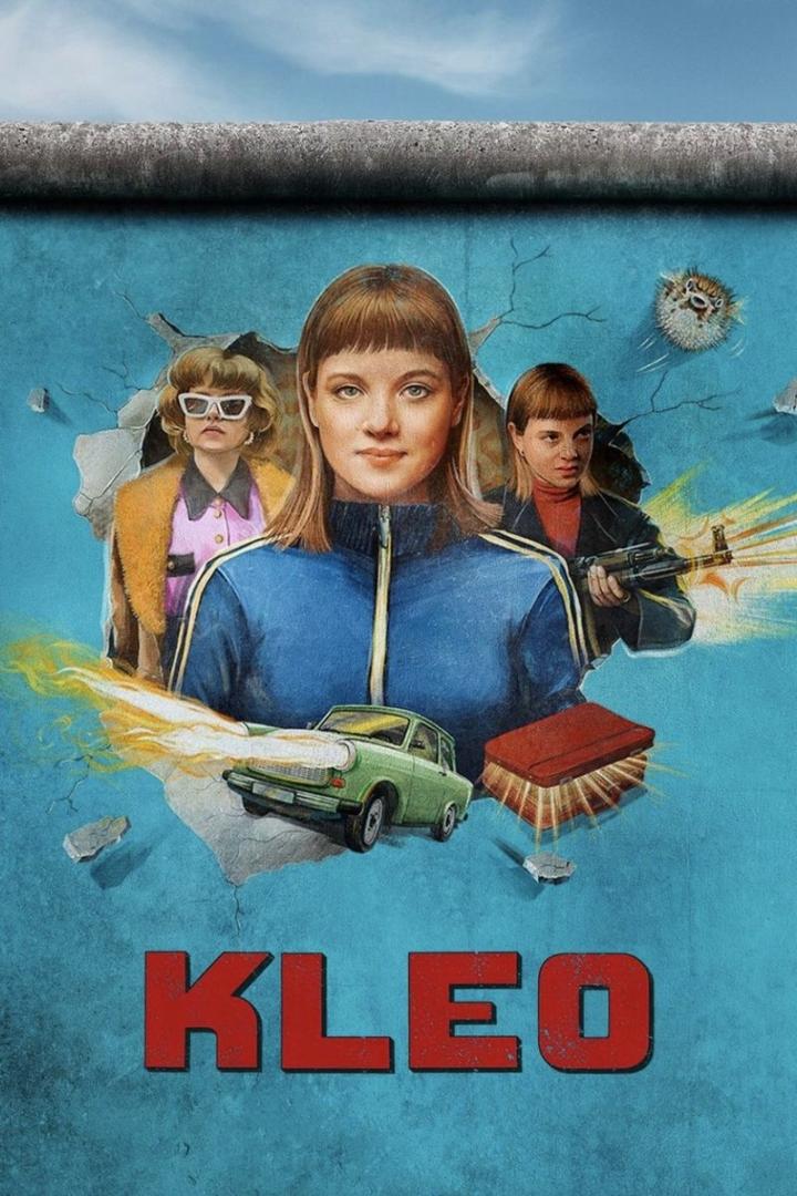 Das Poster für die Netflix-Serie „Kleo“ zeigt eine Agentin vor einem Wandbild mit Trabant und weiteren Elementen.