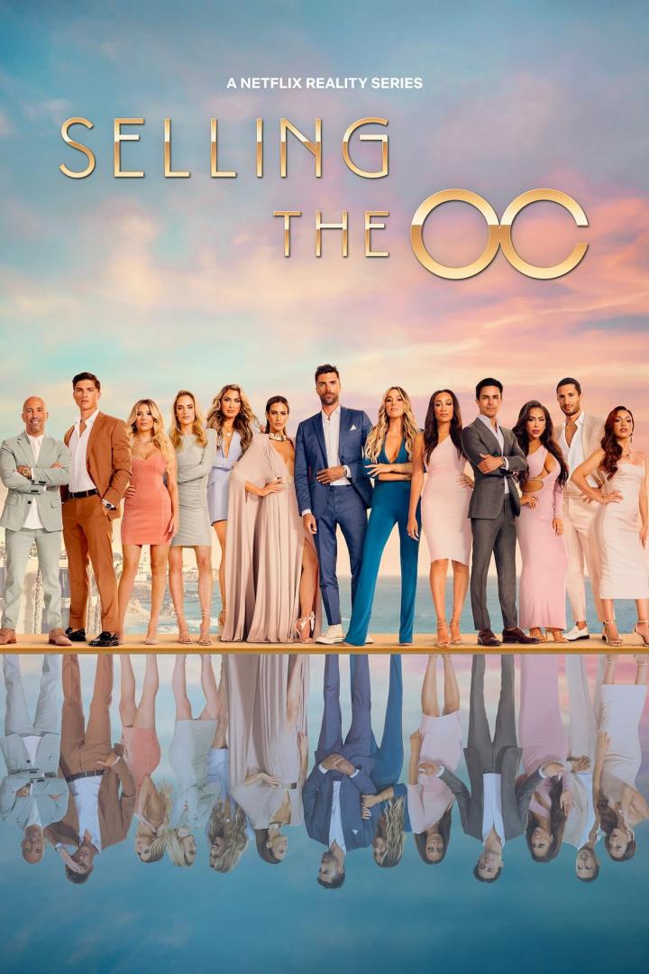 Das Ensemble der Netflix-Reality-Serie „Selling The OC“ posiert vor einem Sonnenuntergang.