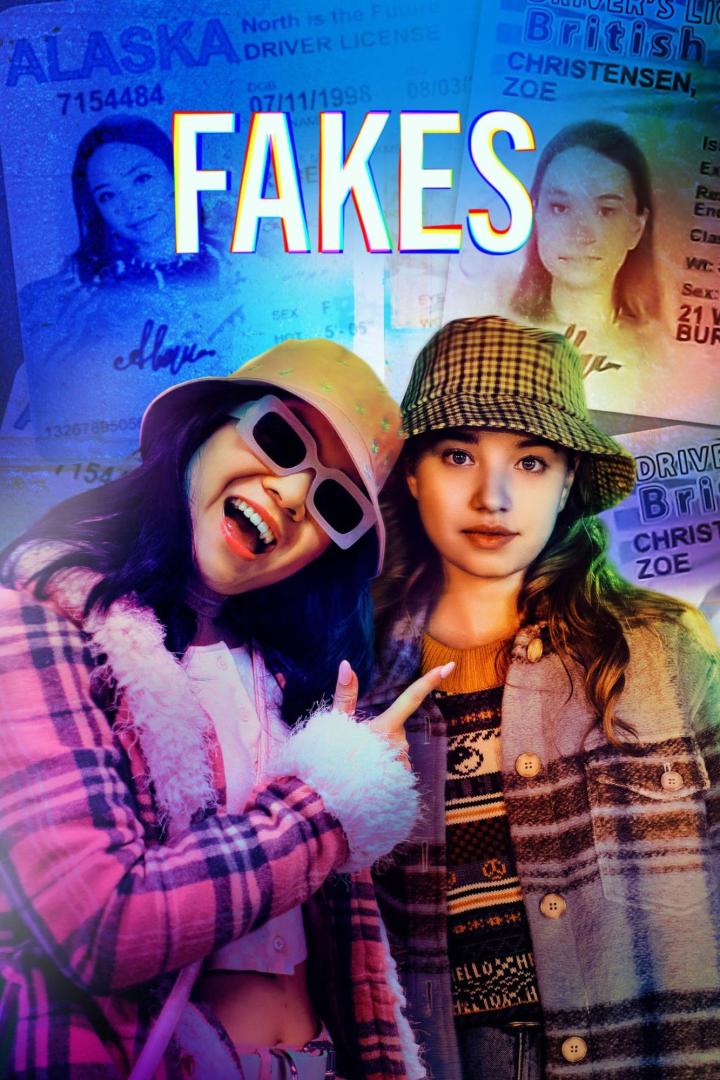 Das Filmplakat für „Fakes“ zeigt zwei junge Frauen vor gefälschten Führerscheinen.