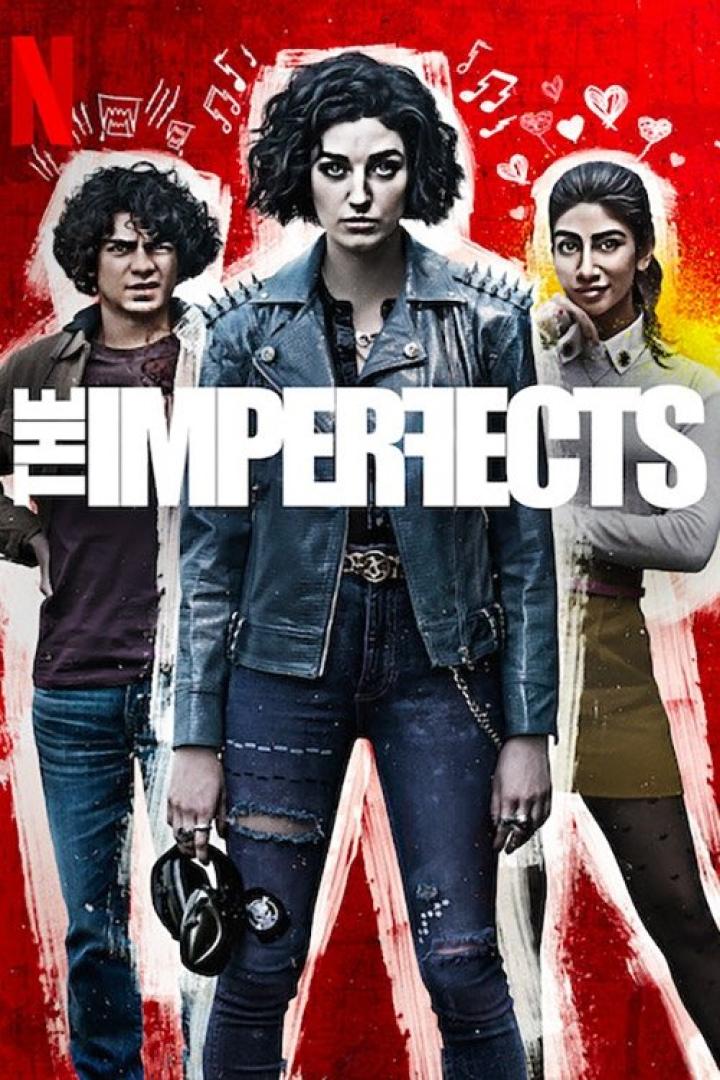 Das Filmplakat zu „The Imperfects“ zeigt drei junge Erwachsene vor einem roten Hintergrund.