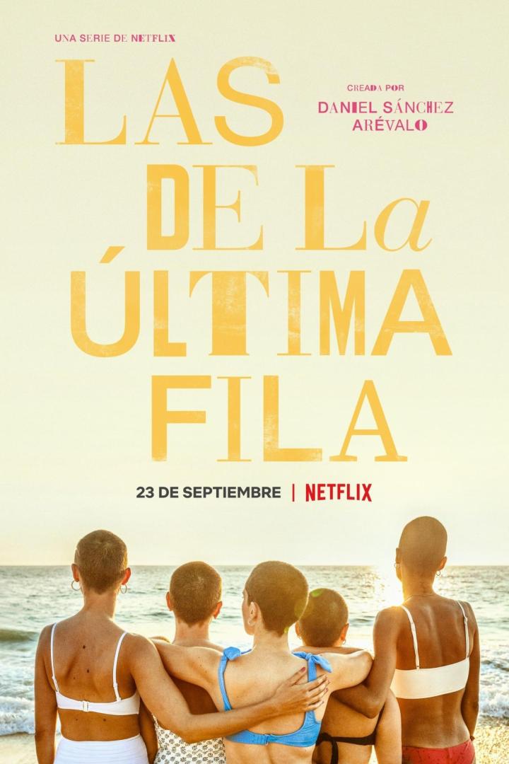 Das Filmplakat für „Las de la Última Fila“ zeigt fünf Frauen am Strand, die auf das Meer blicken.