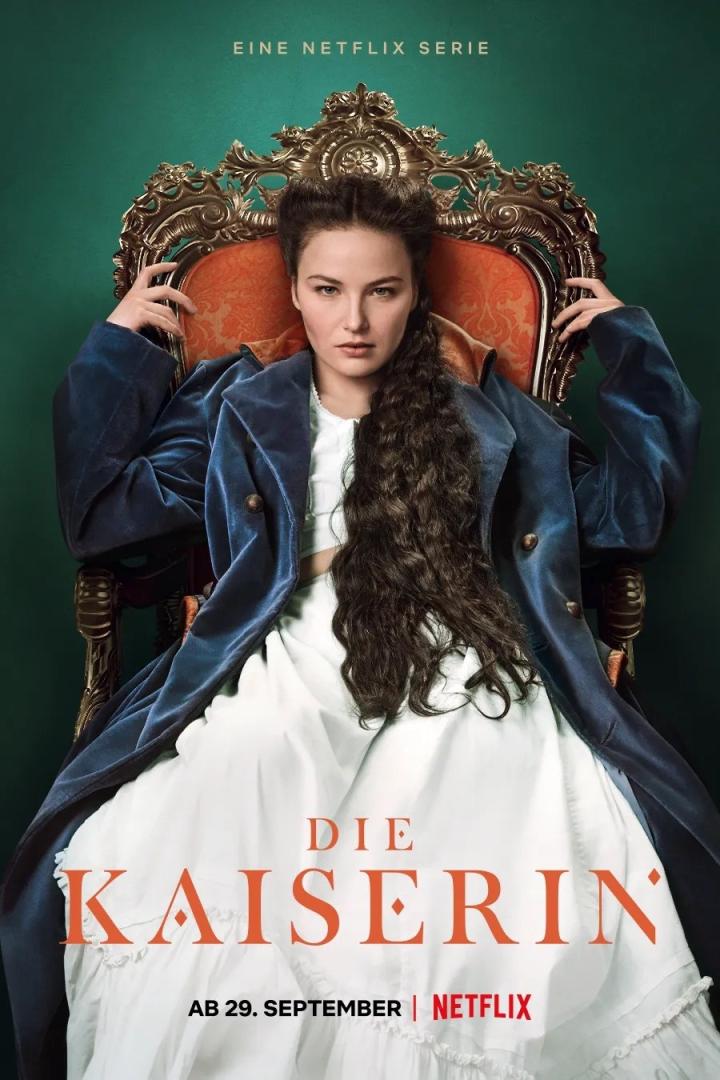 Eine Frau im Kostüm der Kaiserin Elisabeth von Österreich sitzt auf einem Thron.