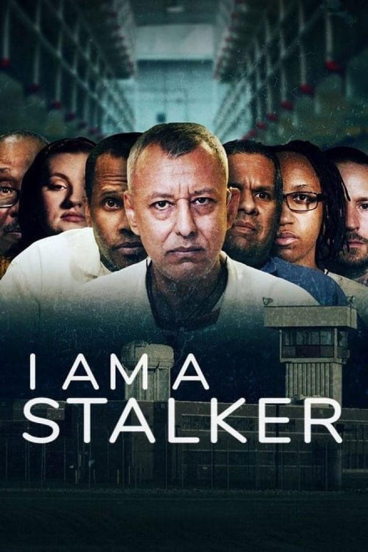 Das Filmplakat für „I Am A Stalker“ zeigt eine Gruppe von Personen vor einem Gefängnis.