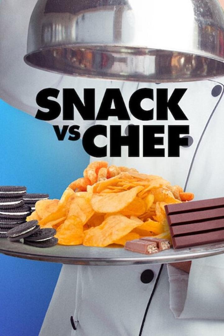 Ein Koch präsentiert Süßigkeiten und Chips unter dem Titel „Snack vs Chef“.