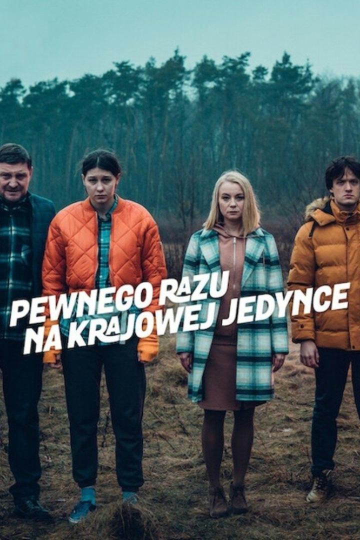 Vier Personen stehen vor einem Wald, im Vordergrund der Titel „Pewnego razu na krajowej jedynce“.
