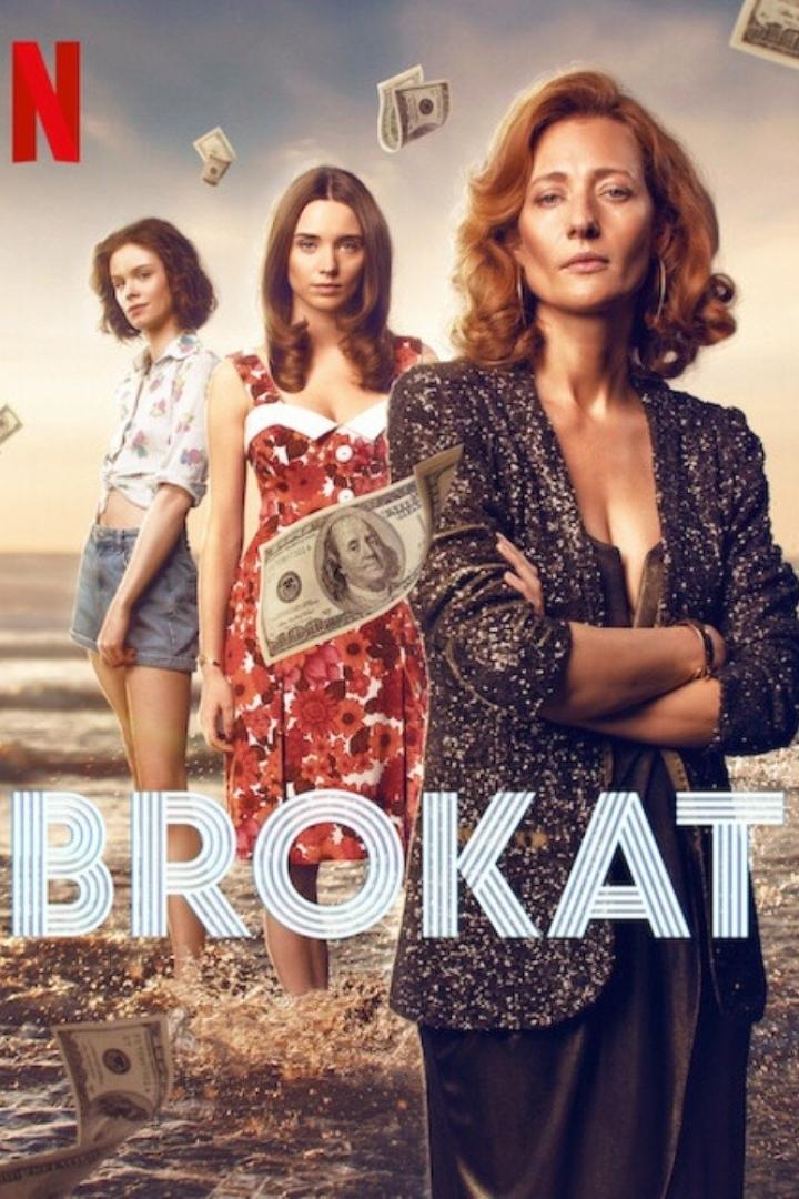 Drei Frauen stehen am Strand, umgeben von Geldscheinen, auf dem Poster für die Serie „Brokat“.