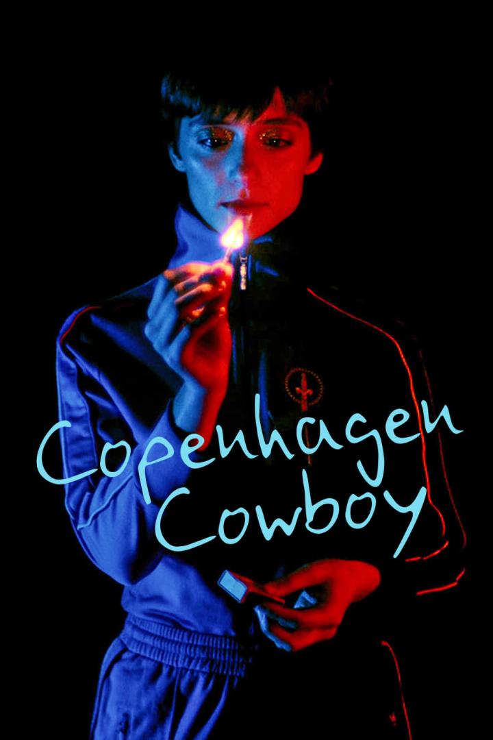 Eine Person, beleuchtet in blauem und rotem Licht, zündet ein Streichholz an; Schriftzug „Copenhagen Cowboy“.
