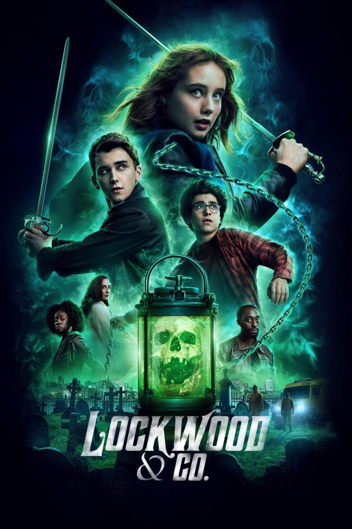 Das Poster für „Lockwood & Co.“ zeigt die jugendlichen Geisterjäger mit Degen vor einem Friedhof.