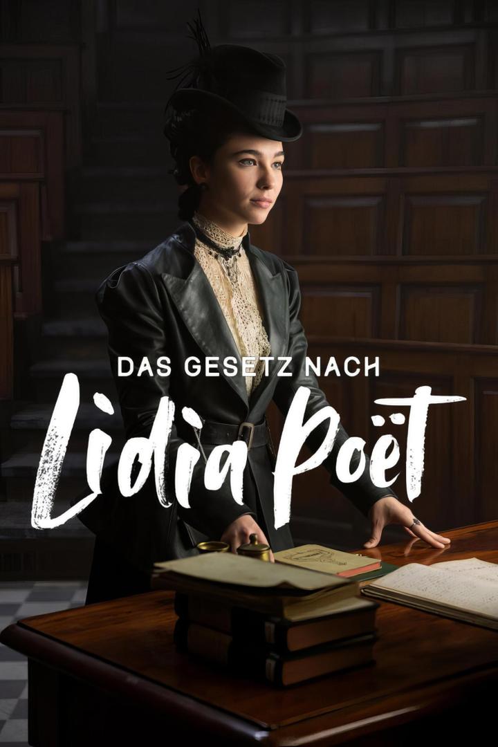 Eine Frau im Stil des späten 19. Jahrhunderts steht vor einem Schreibtisch mit Büchern, im Hintergrund der Titel „Das Gesetz nach Lidia Poët“.