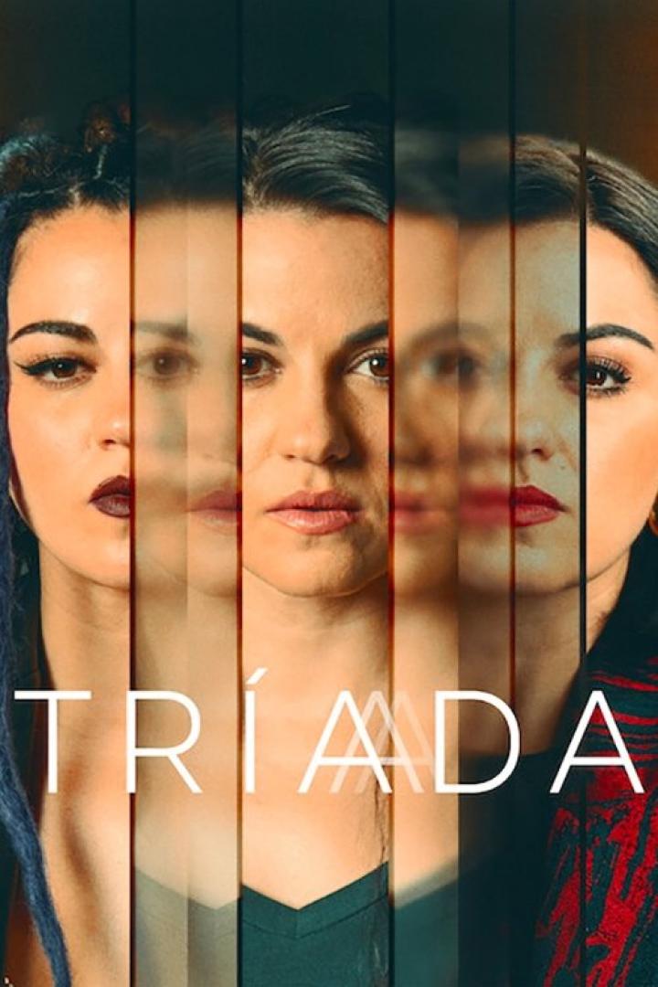 Das Poster für die Fernsehserie „Triada“ zeigt das Gesicht einer Frau in verschiedenen Variationen.