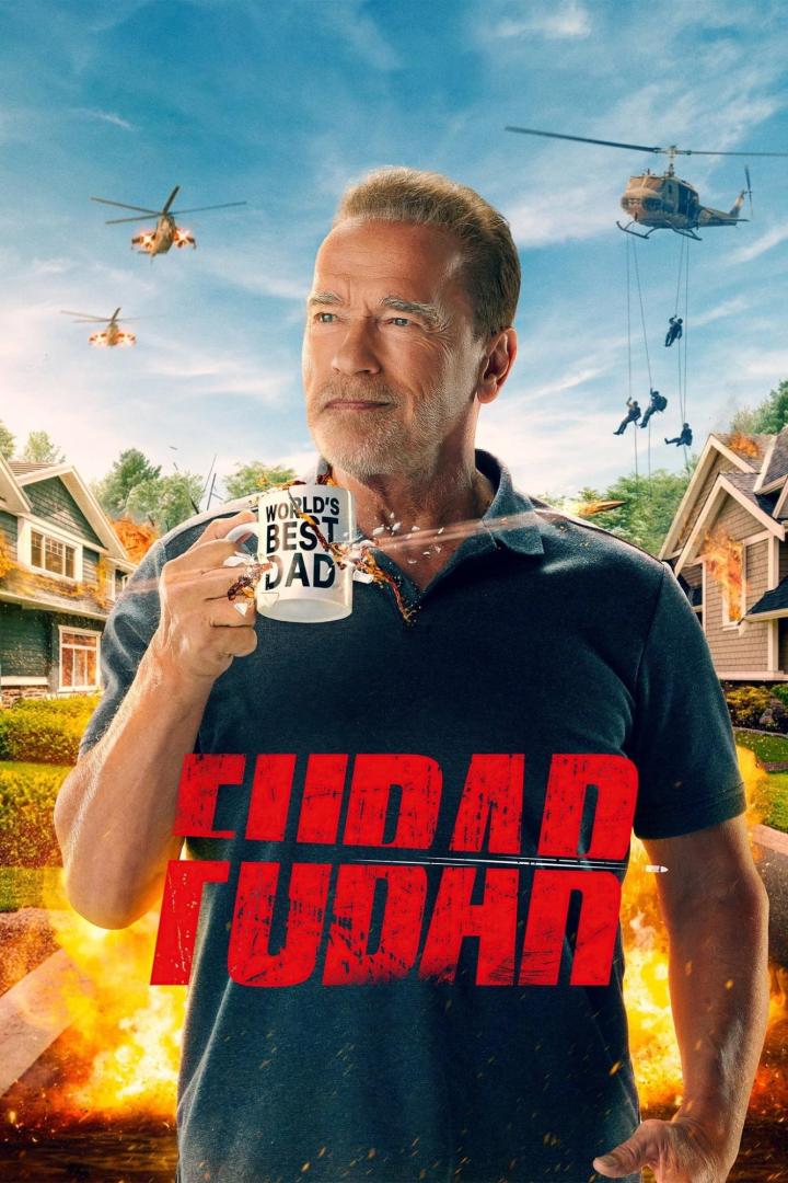 Arnold Schwarzenegger hält eine Tasse mit der Aufschrift „World's Best Dad“ vor einem explodierenden Vorort.