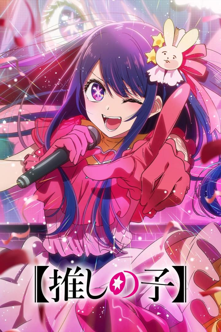 Ein Anime-Mädchen im pinkfarbenen Idol-Kostüm singt mit einem Mikrofon auf der Bühne.