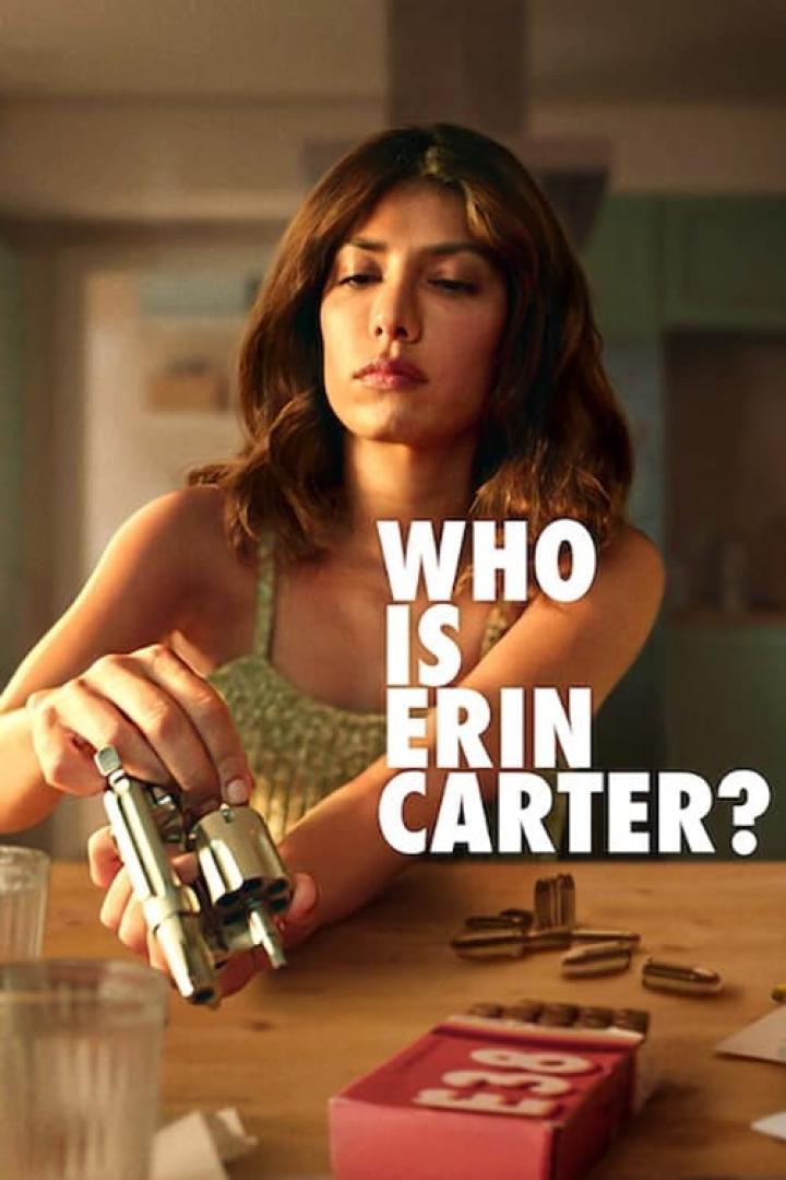 Eine Frau hantiert mit einem Revolver; Filmposter für „Who is Erin Carter?“.