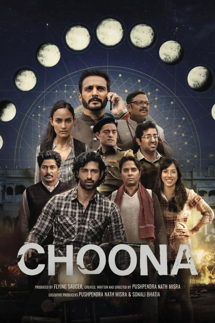 Das Filmplakat für „Choona“ zeigt eine Gruppe von Schauspielern vor einem Nachthimmel mit Mondphasen.