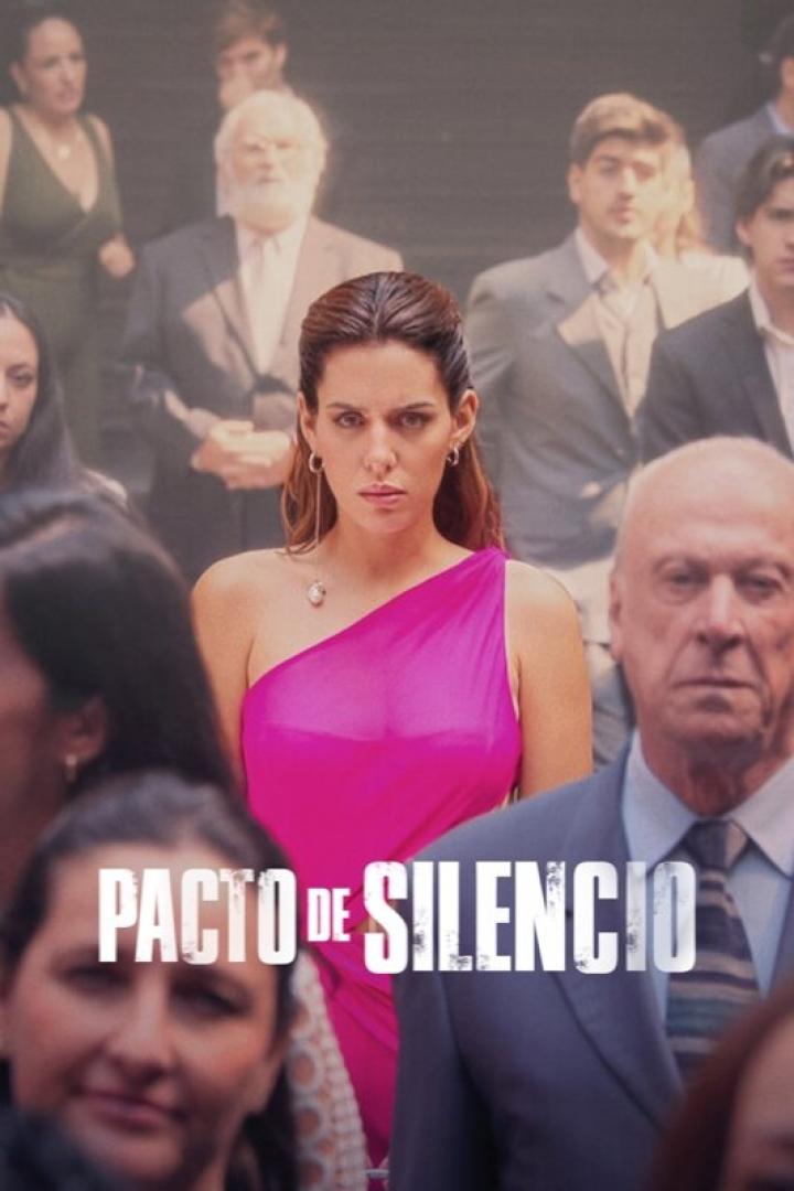 Eine Frau in einem pinkfarbenen Kleid steht im Mittelpunkt des Posters für „Pacto de Silencio“.