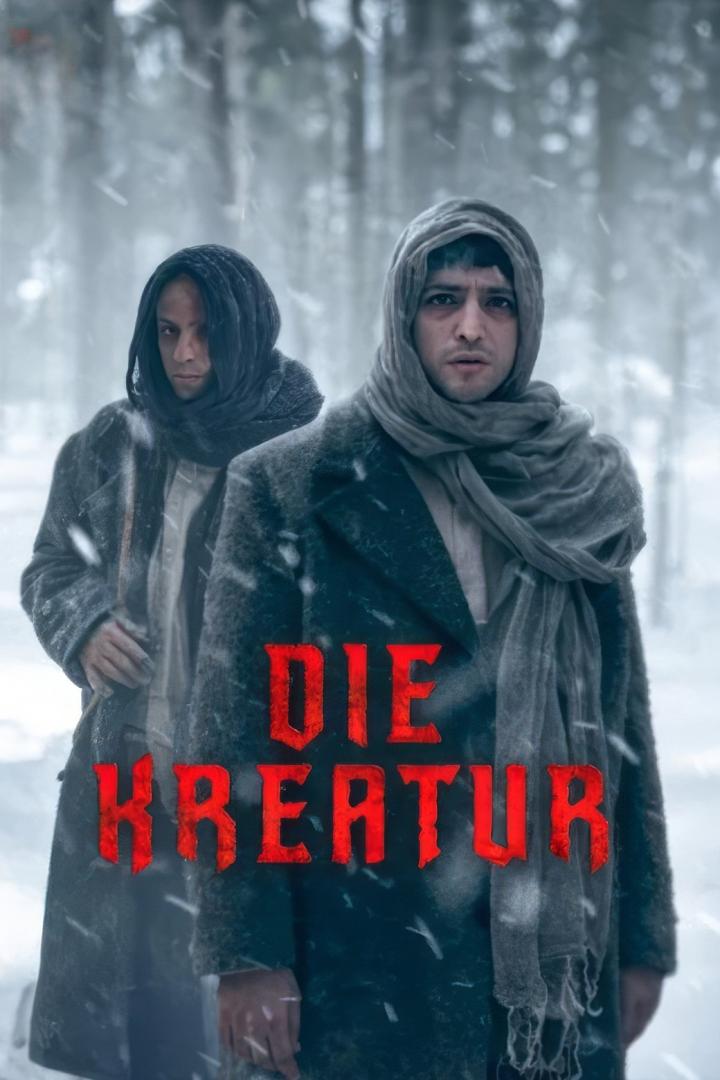 Das Filmplakat für „Die Kreatur“ zeigt zwei Männer in Winterkleidung vor einem verschneiten Wald.