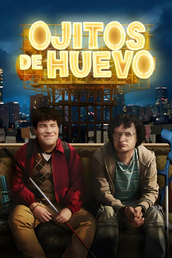 Das Filmplakat für „Ojitos de Huevo“ zeigt zwei junge Männer vor einer Skyline.
