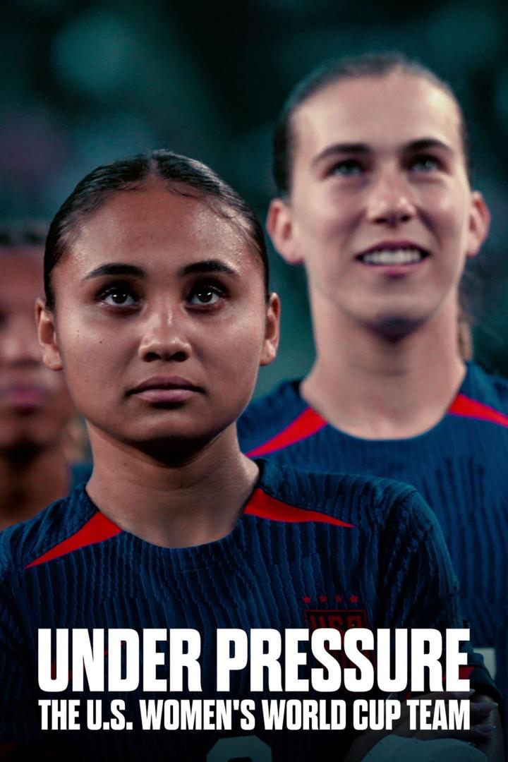 Zwei Spielerinnen der US-Frauenfußballnationalmannschaft im Film „Under Pressure“.