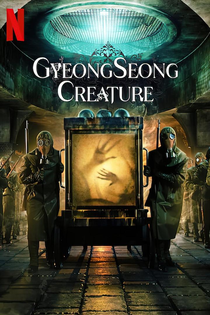 Das Filmplakat für „Gyeongseong Creature“ zeigt Personen in Schutzanzügen, die einen Wagen mit einer Kreatur transportieren.