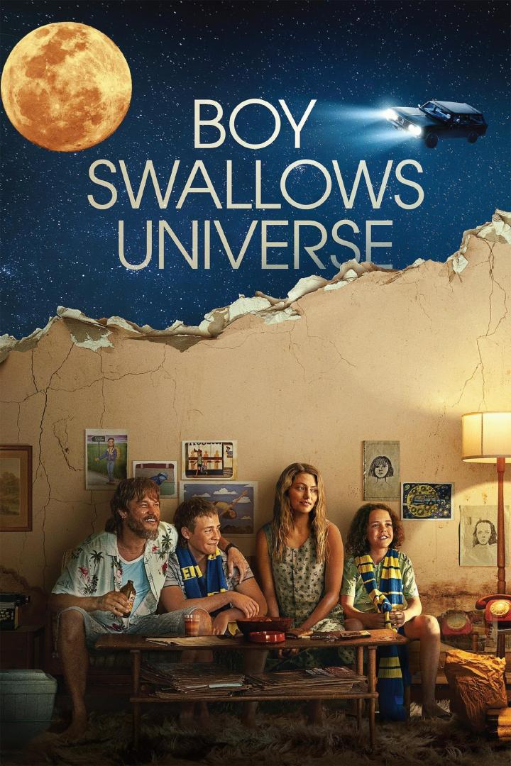 Das Filmplakat für „Boy Swallows Universe“ zeigt eine Familie vor einer Wand mit einem Auto und einem Mond am Himmel.