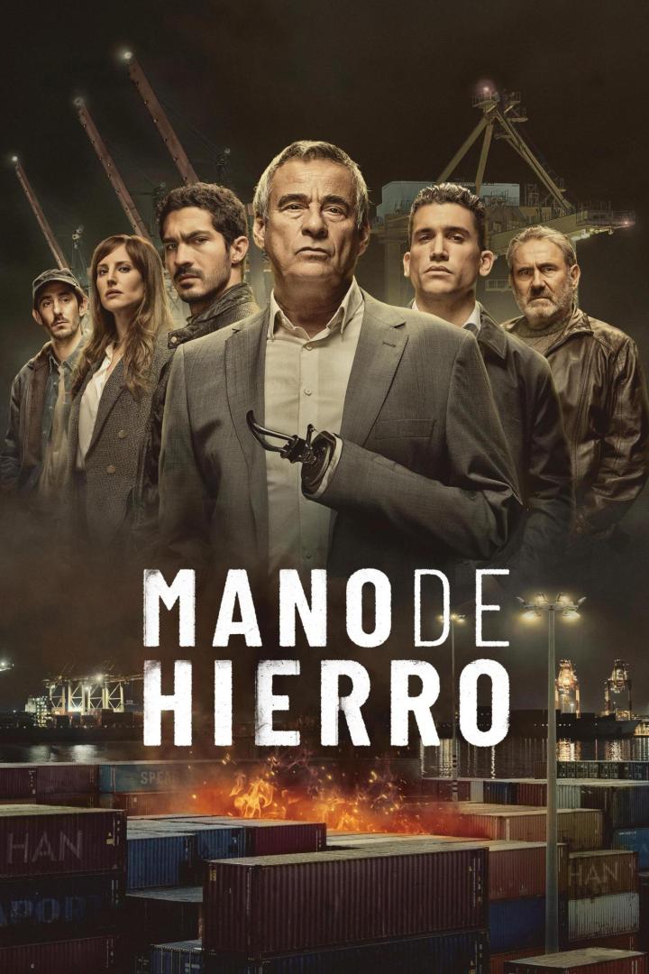 Das Filmplakat zu „Mano de Hierro“ zeigt eine Gruppe von Personen vor einem Hafen mit Containern.