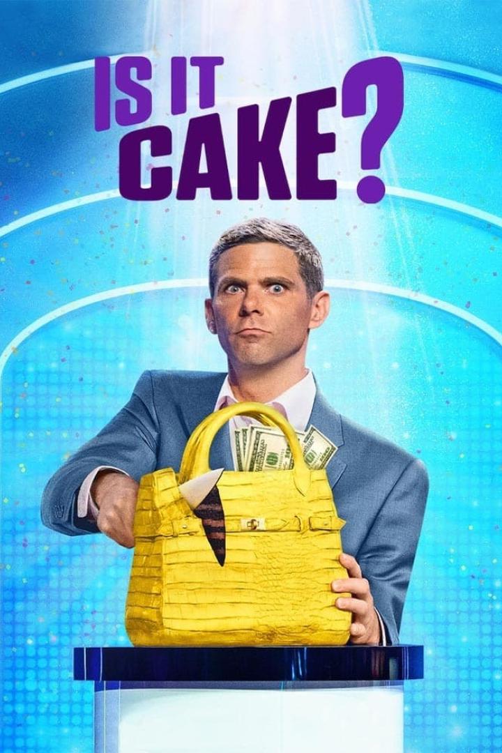 Szene aus der Show „Is It Cake?“ mit Moderator Mikey Day, der eine gelbe Handtasche hält, aus der Geldscheine ragen.
