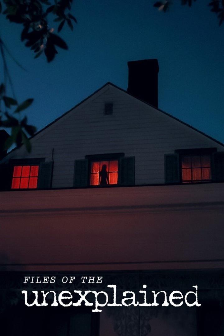 Silhouette einer Person, die in einem erleuchteten Fenster eines Hauses steht, mit dem Titel „Files of the Unexplained“.