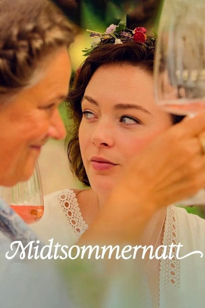 Eine Frau mit Blumenkranz prostet einer anderen Frau mit einem Glas Roséwein zu.