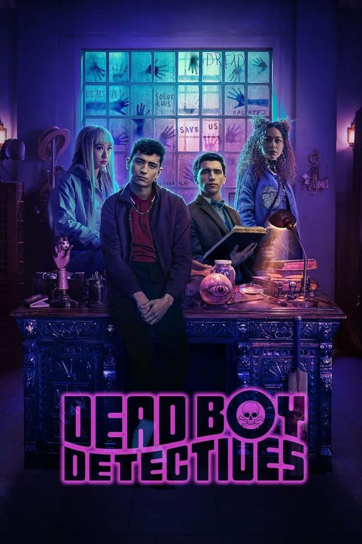 Das Poster für „Dead Boy Detectives“ zeigt vier junge Detektive an einem Tisch voller okkulter Gegenstände.