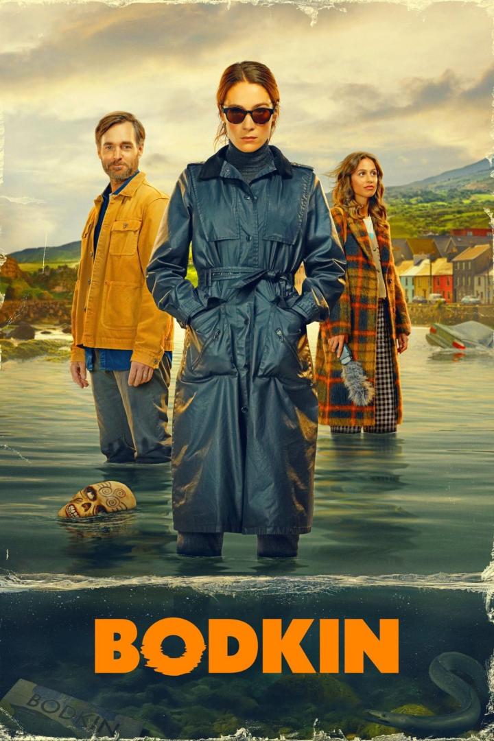 Drei Personen stehen im Wasser, im Vordergrund der Titel „Bodkin“ und ein Schädel.