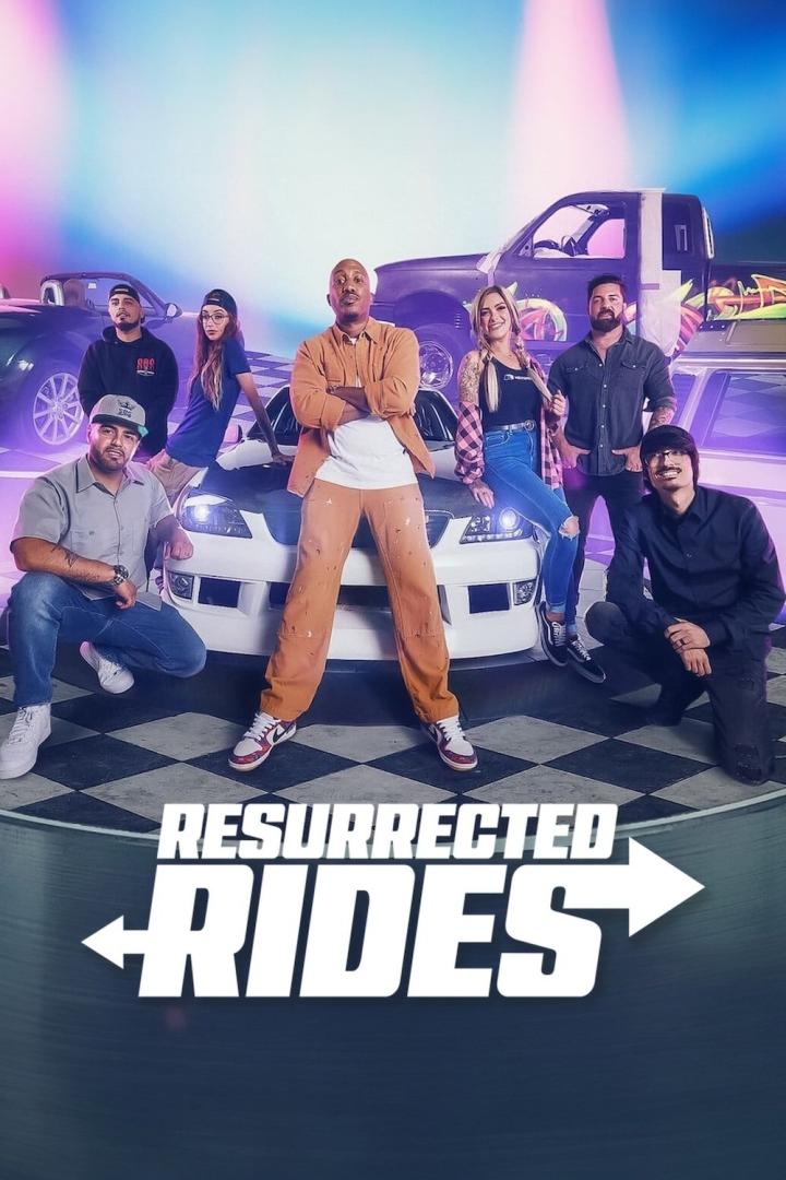 Die Besetzung von „Resurrected Rides“ posiert vor einer Reihe von Autos.