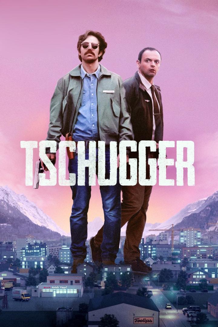 Das Filmplakat zu „Tschugger“ zeigt zwei Männer vor einer Stadtkulisse und Bergen.