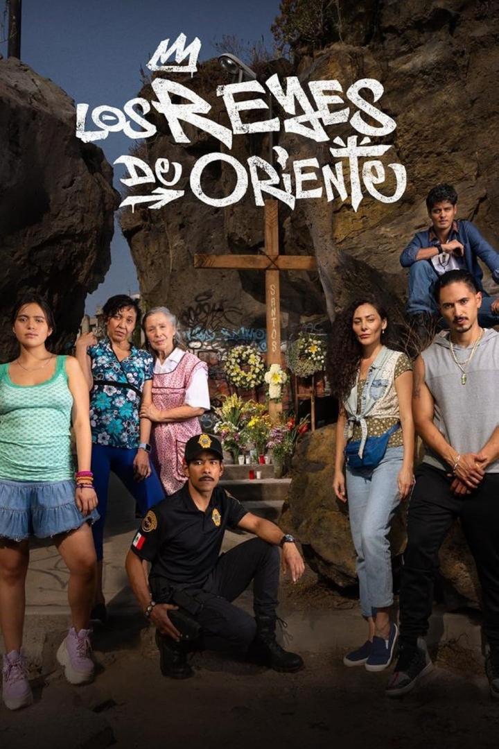 Das Filmplakat für „Los Reyes de Oriente“ zeigt eine Gruppe von Menschen vor einem Kreuz.
