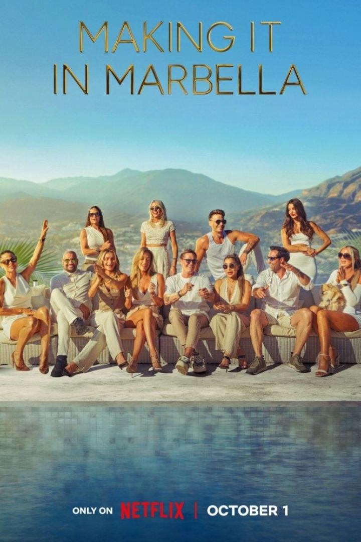 Das Ensemble der Netflix-Serie „Making It in Marbella“ posiert vor einer Bergkulisse.