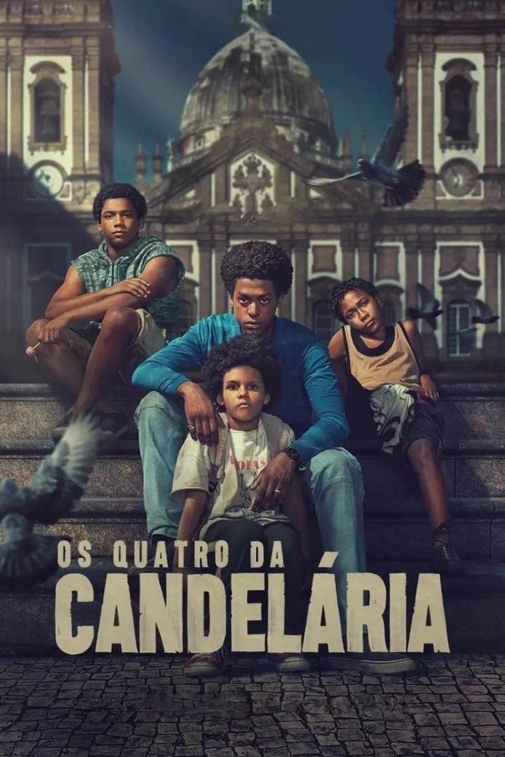 Das Filmplakat für „Os Quatro da Candelária“ zeigt vier Jungen vor der Candelária-Kirche in Rio de Janeiro.