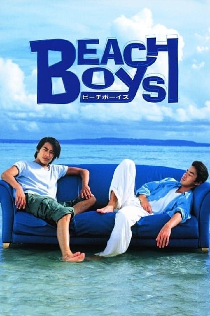 Zwei Männer entspannen auf einem blauen Sofa im Wasser, im Hintergrund der Titel „Beach Boys“.