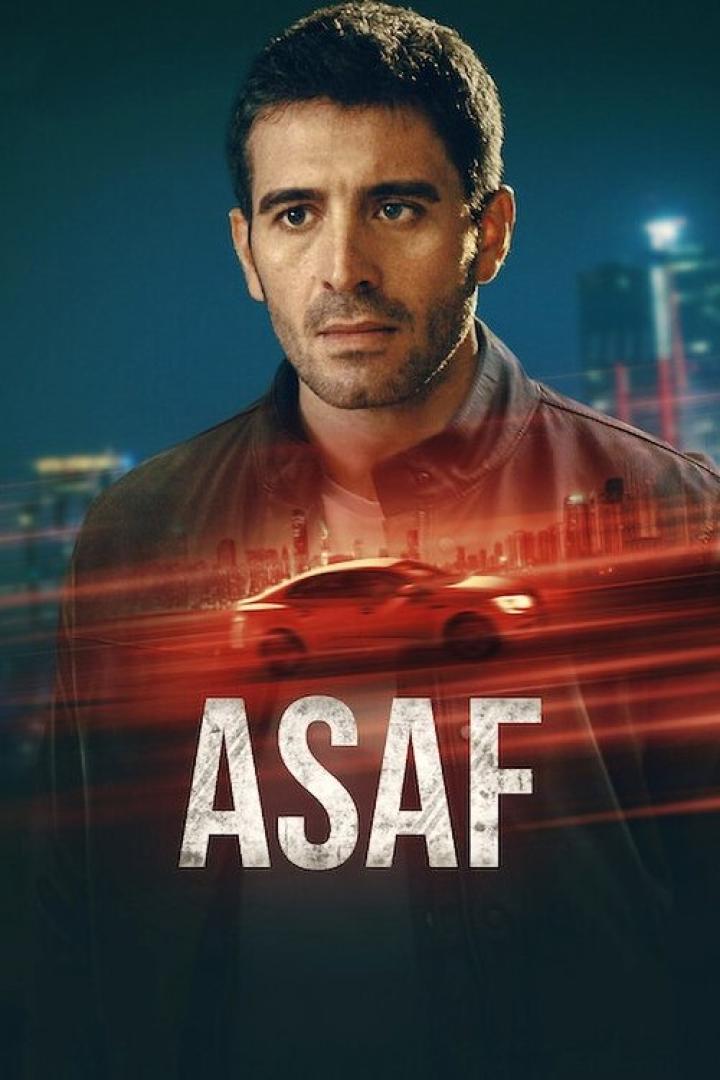 Das Filmplakat zeigt einen Mann vor einer roten Sportwagen-Szene und dem Namen „ASAF“.