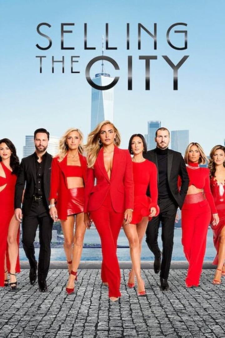 Das Ensemble von „Selling the City“ posiert vor der Skyline von New York.