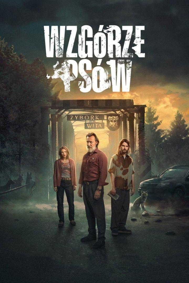 Das Filmplakat für „Wzgórze Psów“ zeigt drei Personen vor einem Ortseingangsschild.