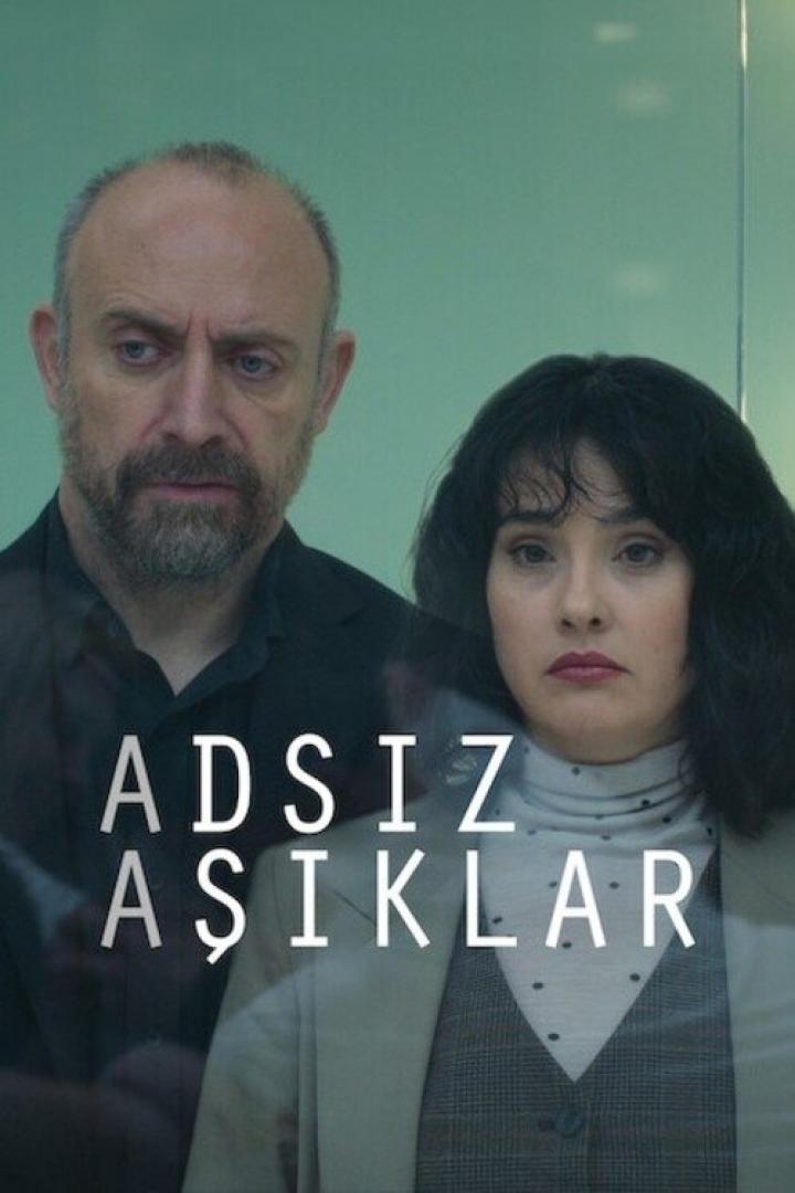 Ein Mann und eine Frau auf dem Filmplakat für „Adsız Aşıklar“.